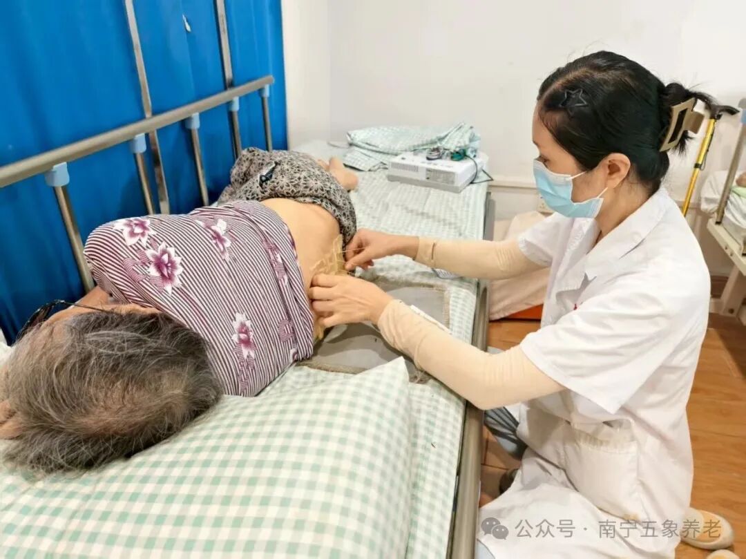 以专业重塑尊严 用温暖点亮希望 —五象养老中心康复治疗师的双重使命